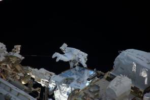 En 2017, l'astronaute français Thomas Pesquet réalise sa première sortie dans l'espace à proximité de la station spatiale internationale © Roscosmos–O. Novitsky