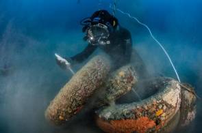 Le plongeur passe le filin entre les pneus afin de les remonter à la surface.© Gregory Lecoeur/Agence des aires marines protégées