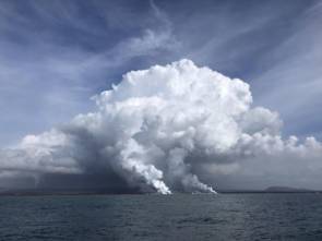 L'éruption du volcan Kilauea a provoqué des panaches de fumée causés par l'entrée de la lave fondue chaude dans l'eau de mer © Karin Bjorkman, UH