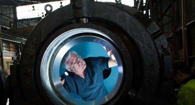 Ron ALLUM inspecte la sphère du DEEPSEA CHALLENGER © Randy LARCOMBE